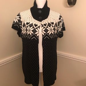 Short sleeve cardigan with 2 button closure